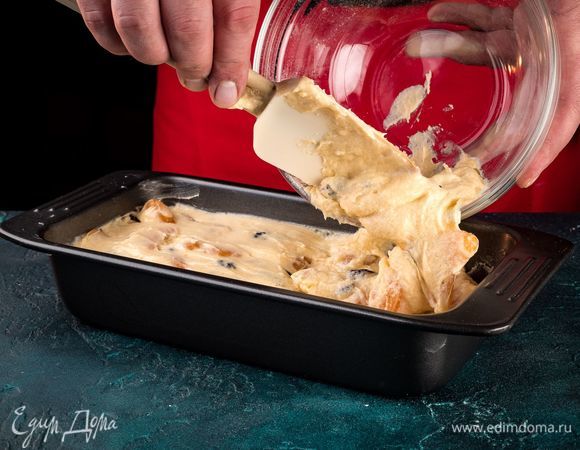 Смажьте маслом и посыпьте мукой форму, затем выложите в нее тесто с мандариновыми дольками. Выпекайте в духовке при 180°С около часа. 