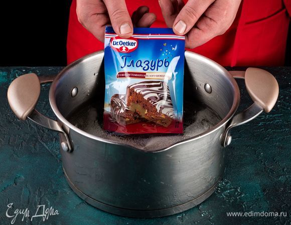 Приготовьте глазурь со вкусом темного и белого шоколада Dr. Oetker.