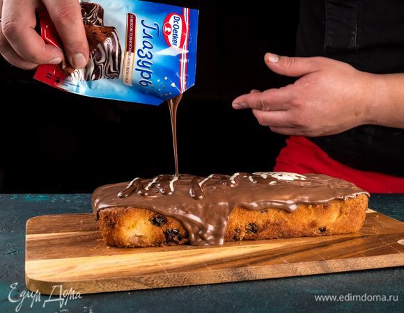 Еще горячий рождественский кекс полейте глазурью.