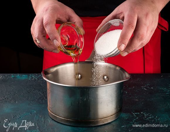 Маргарин порубите ножом на маленькие кусочки, положите его в глубокую кастрюлю с толстым дном. Добавьте мед и сахар. Поставьте на небольшой огонь и растопите, постоянно помешивая. Не доводите массу до кипения. Сироп остудите.