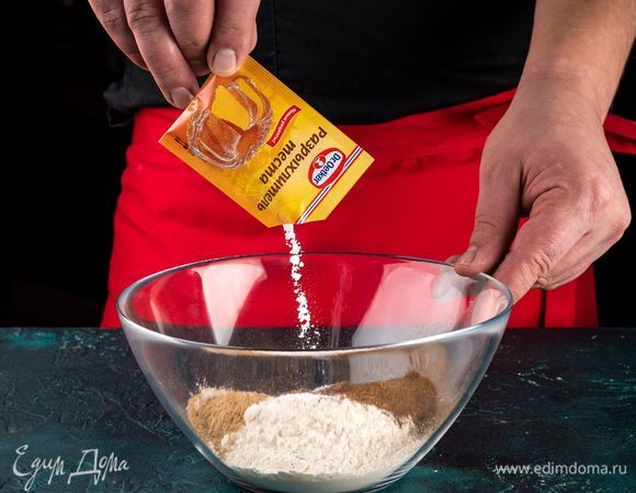 Муку смешайте с разрыхлителем теста Dr. Oetker.