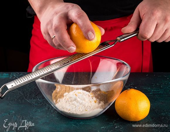 Мандарин хорошо вымойте, обсушите бумажным полотенцем и снимите цедру. Добавьте цедру в мучную смесь и перемешайте.