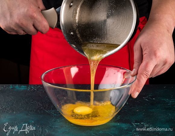 В глубокой емкости соедините ликер, остывшую медовую смесь, яйцо. Все хорошо взбейте миксером.