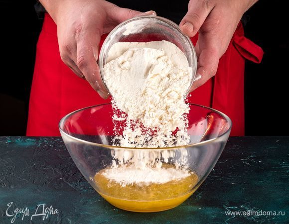 Добавьте муку и замесите тесто. Уберите тесто в холодильник на 2 часа.