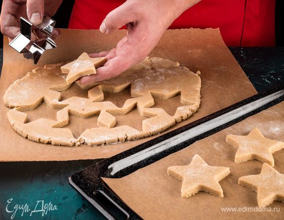 Тесто раскатайте в пласт толщиной 8 мм. С помощью формочек вырежьте фигурные заготовки пряников. Противень застелите пергаментом, выложите заготовки на расстоянии друг от друга. Выпекайте пряники в течение 10 минут при 180°С.