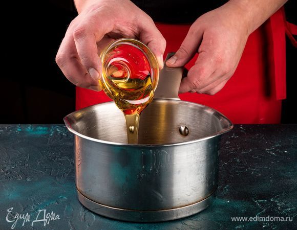 Добавьте мед и растворите его в сахарном сиропе.