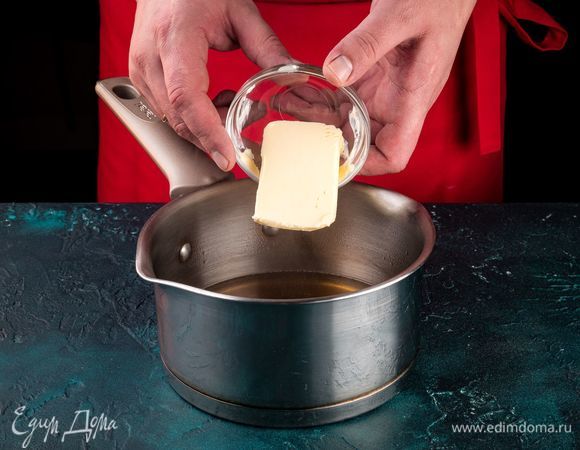 Снимите кастрюльку с огня, добавьте сливочное масло и распустите его в медово-сахарном сиропе.