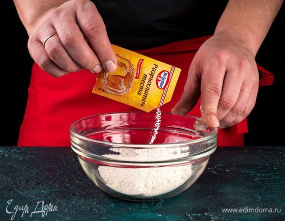 В отдельную миску просейте муку, добавьте разрыхлитель Dr. Oetker и соль, перемешайте сухую смесь. 