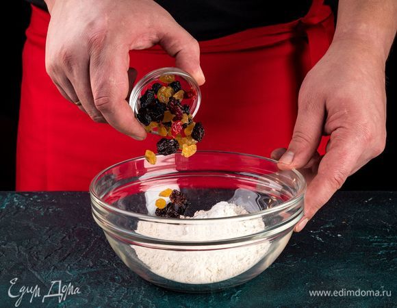 Промытый изюм добавьте в мучную смесь и перемешайте. 