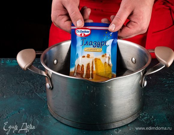 Приготовьте сахарную белую глазурь Dr. Oetker. 
