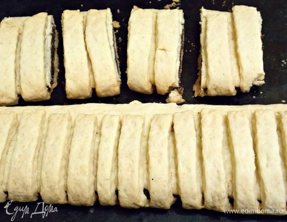 Выпекать при 180°С 35–40 мин. до золотистого цвета. Вынуть, порезать по две полоски, как ушки у зайчика и обсыпать сахарной пудрой.