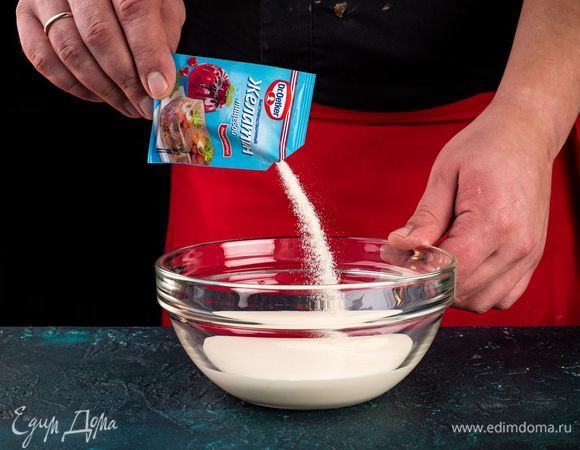 В 100 мл сливок добавьте желатин Dr. Oetker и перемешайте.