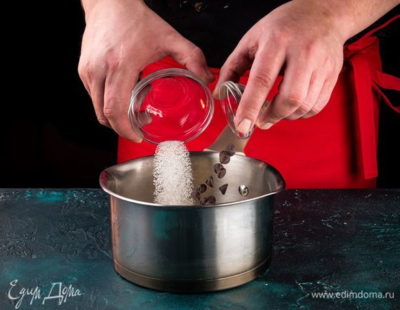 В сливки добавьте сахар, маскарпоне, шоколад и щепотку соли. Поставьте на огонь и, перемешивая, доведите до кипения, но не кипятите.