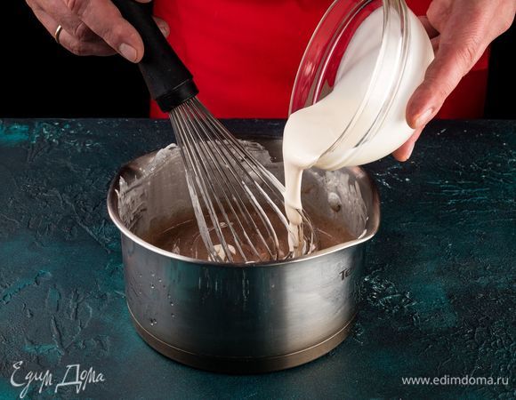 Шоколад поломайте на очень мелкие кусочки, добавьте в горячие сливки и все слегка взбейте венчиком, так чтобы шоколад полностью растворился. Влейте сливки с желатином и все перемешайте. Процедите все через сито.
