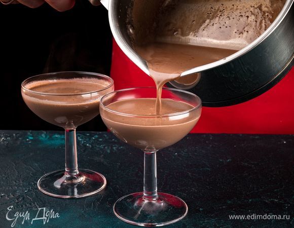 Небольшие креманки или чашки смажьте сливочным маслом, разлейте в них шоколадную массу, затяните пленкой и поставьте в холодильник до полного застывания. 