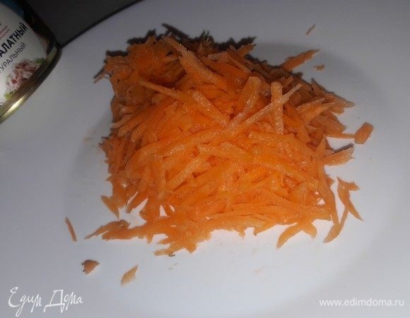 Морковь натереть на терке.