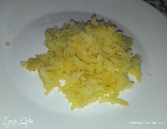 Итак, картофель тщательно моем и заворачиваем в фольгу. Запекаем картофель в духовке 40–50 минут. Или отвариваем в мундире. Далее очищаем от кожуры и натираем на терке.