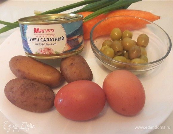 Ингредиенты, которые нам понадобятся. Обратите внимание на консервы, тунец ТМ «Магуро» прекрасно подходит для салатов. Яйца предварительно сварить и нарезать кружочками.