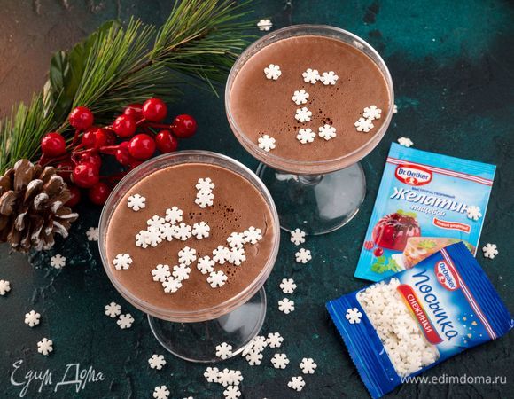 Украсьте панна котту посыпкой «Снежинки» Dr. Oetker.