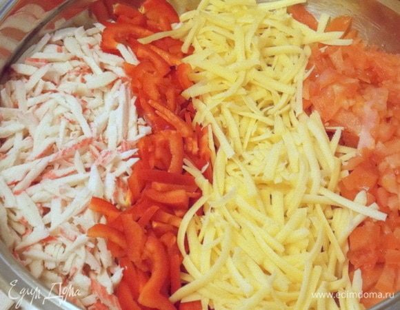 Крабовые палочки, помидоры, болгарский перец, очищенный от семян, нарезать тонкой соломкой. Сыр натереть на крупной терке. Сложить в чашу и перемешать.