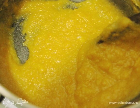 Взбить желтки с оставшимся сахаром и тыквенным пюре до пышной пены.