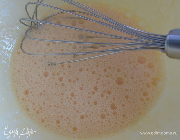 Яйца взбейте с сахаром венчиком (без фанатизма).