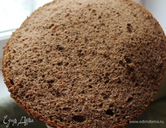 Добавить взбитые белки и также аккуратно вмешать их, чтобы не потерять воздушность. Добавить оставшуюся мучную смесь. Вылить тесто в форму и выпекать при 180°C до готовности.