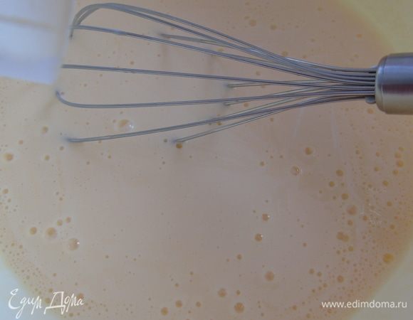 Влейте кефир и хорошо перемешайте венчиком.