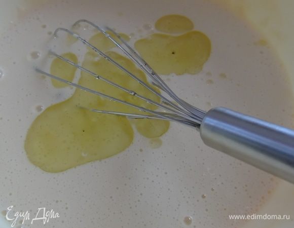 Влейте тонкой струйкой  кипяток все время мешая, а затем — оливковое масло и снова перемешайте. Оставьте на 5 минут.