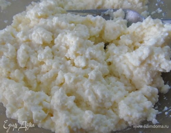 Добавляем яйцо и сахар по вкусу, а также ваниль. Разминаем вилкой.