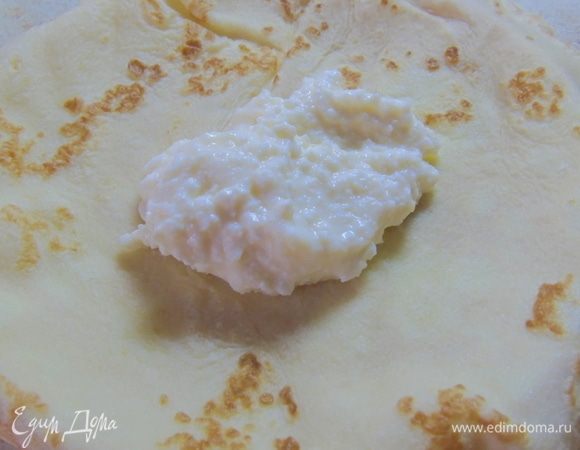 Выкладываем ложку с горкой начинки на блин