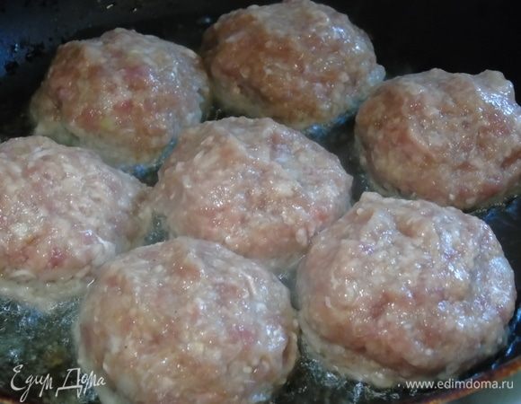 Обжарьте тефтели на оливковом масле для жарки с двух сторон.