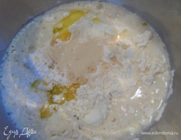 В муку добавляем дрожжи, соль, воду и оливковое масло.