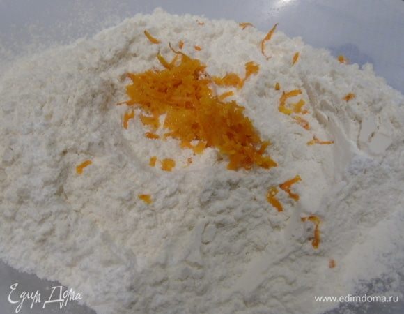 Муку перетираем с цедрой.