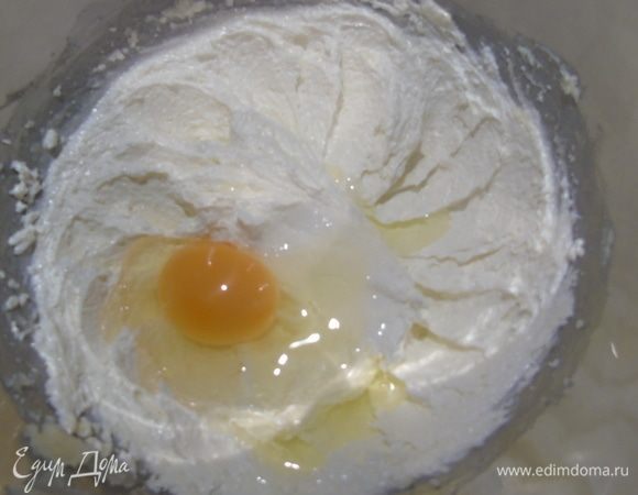 Во взбитое масло с сахаром по одному добавляем яйца, продолжая взбивать.