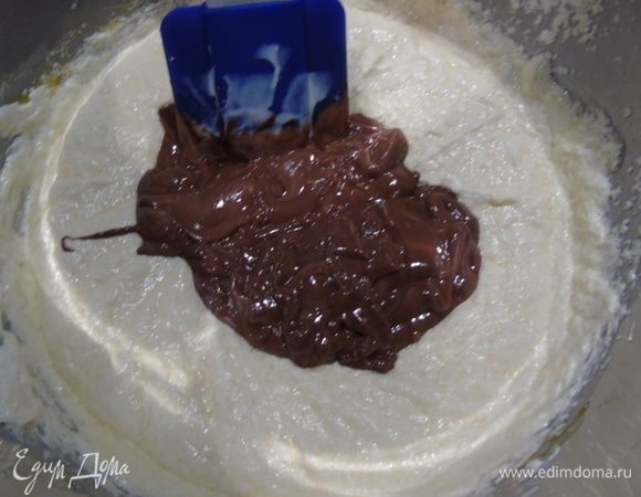 Вводим шоколад с йогуртом, перемешиваем.