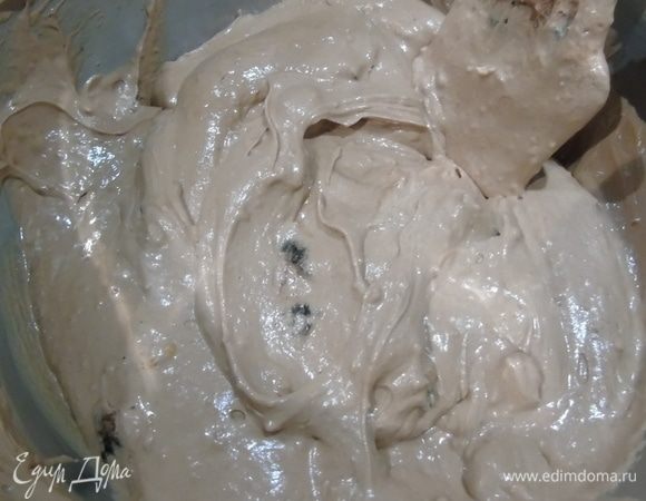 Соединяем сухие и жидкие ингредиенты, перемешиваем, затем добавляем чернослив и снова перемешиваем.