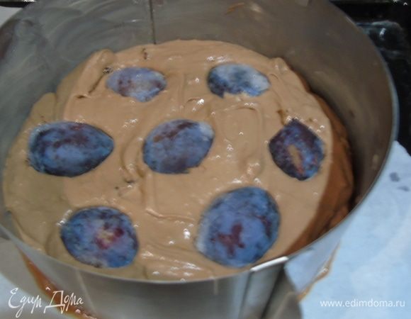 Выкладываем в смазанную маслом форму (20-22 см). Сверху слегка утапливая, укладываем половинки слив, у меня замороженные, и отправляем выпекаться на 1 час при температуре 180°С.