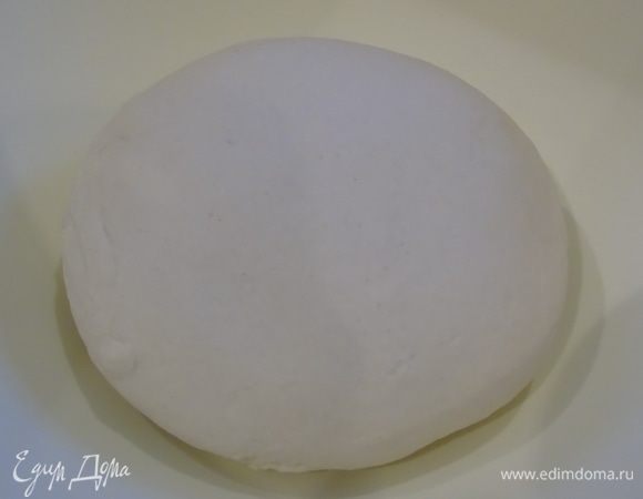 Замешиваем эластичное тесто, накрываем и оставляем на 2-4 часа, тесто должно увеличится вдвое больше.