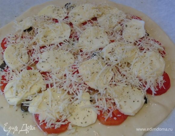 Сверху присыпаем натертым пармезаном.