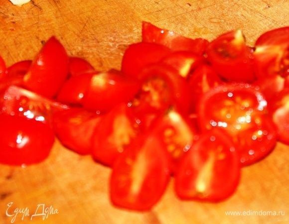 Нарезать помидоры черри на 4 части.