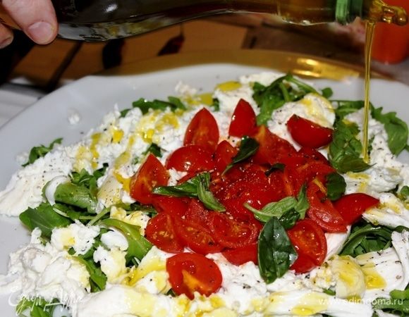 Вот мой любимый момент — полить щедро оливковым маслом! Порвать руками листья базилика, посыпать сверху на помидоры.