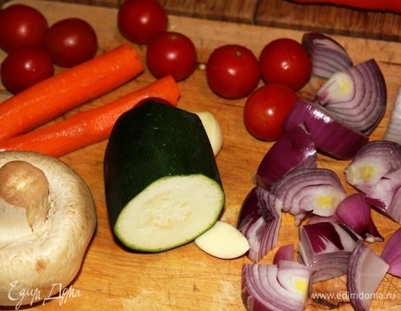 Тем временем помыть, почистить овощи. Добавить к ним 2 очищенных картофелины.