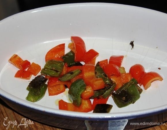 Обжаренные полуготовые перцы выложить в блюдо, в котором будете подавать овощи. Пусть перцы ждут остальных! Сковороду верните на огонь.
