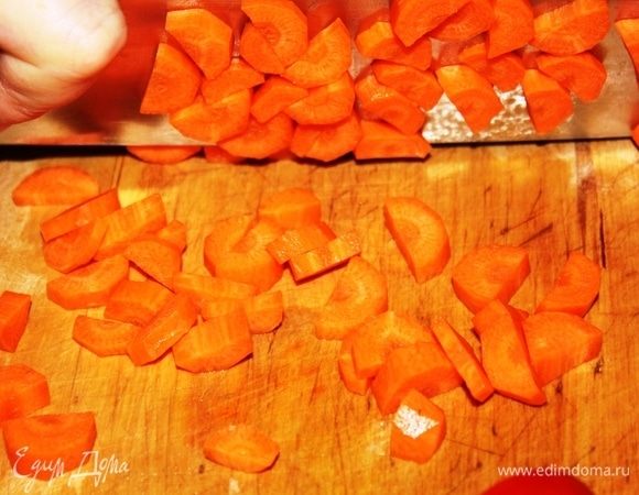 Нарезать толстенькими полукольцами морковь, выложить на уже горячую сковороду.