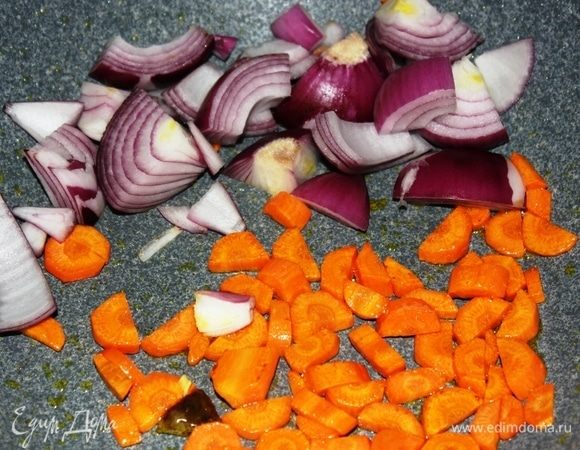 К моркови добавить крупно нарезанный лук, обжарить.