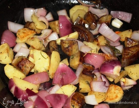 Таким образом, у нас 2 сковороды на огне. В одной — лук и морковь, в другой — баклажан, картофель со специями и чесноком томятся под крышкой. Я сделала так: переложила только лук из сковороды с морковью в сковороду с картофелем, накрыла крышкой и продолжила готовить. 