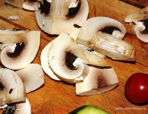 Тем временем нарезала половину кабачка и шампиньон. Я брала 1 шампиньон, он был крупный. Если мелкие, возьмите 2–3 шт.