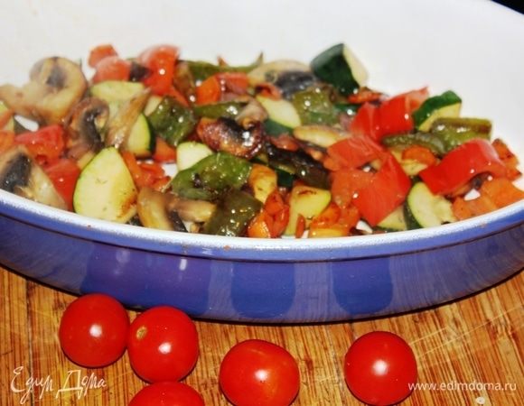 Когда одна сковорода уже готова, а вторая еще «доходит», можете выложить готовые овощи к перцам, так им будет веселее ))