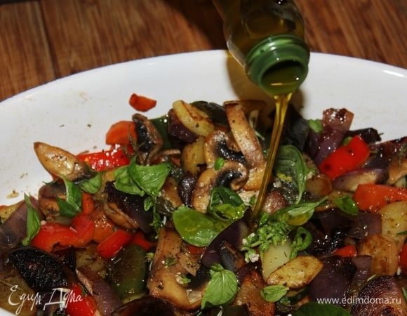 Когда все овощи готовы, объедините их в оставшейся на огне глубокой сковороде, подкидывая их, перемешайте и разогрейте. Выложите снова в глубокую посуду, полейте щедро оливковым маслом Extra Virgin.